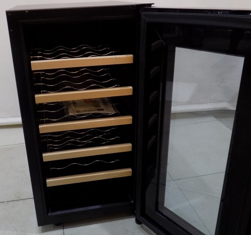 Витрина за вино CLIMADIFF CC18F