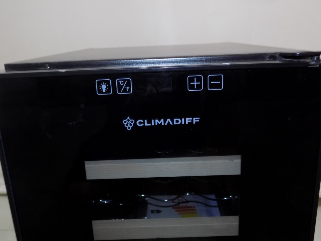 Витрина за вино CLIMADIFF CC18F