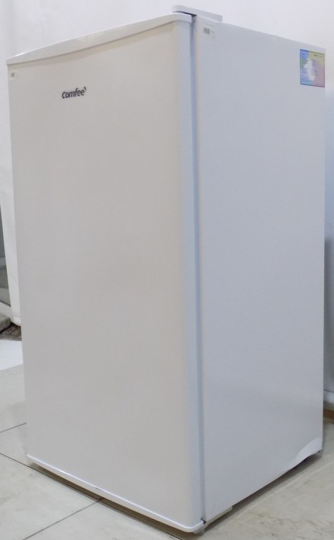 Малък хладилник Comfee RCD93WH2(E)