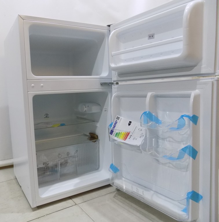 Малък хладилник COMFEE RCT87WH2(E)