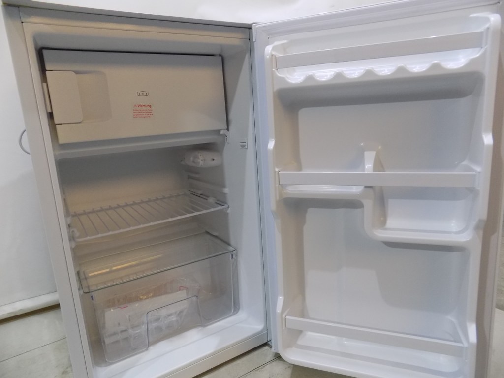 Малък хладилник PKM KS85.3EUB