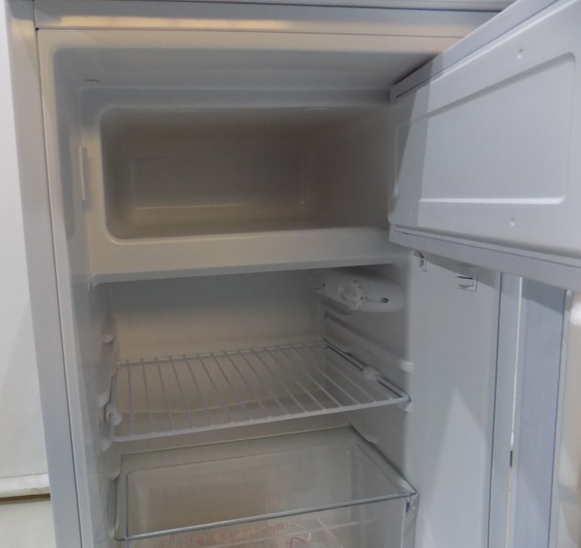 Малък хладилник PKM KS85.3EUB