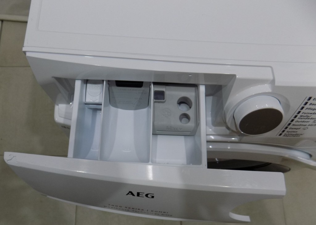 Пералня със сушилня AEG L7WBA60680