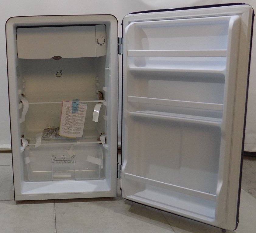 Малък хладилник Comfee RCD93BL2EURT(E)