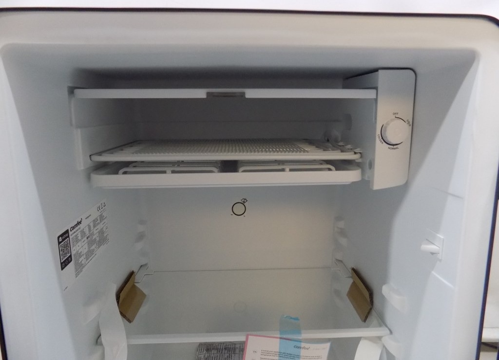 Малък хладилник Comfee RCD93BL2EURT(E)