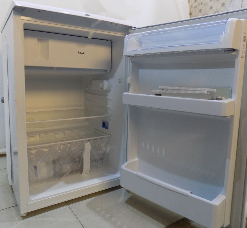 Малък хладилник Beko TSE1284N