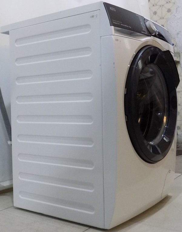 Пералня AEG LR8E80690